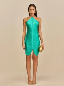 Détail de mini robe dos nu vert sarcelle avec franges en cascade et coupe ajustée