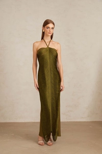 Détails de la robe longue dos nu vert olive élégante avec franges et brillance