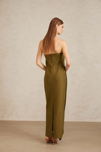 Détail d'une robe de soirée bustier vert olive avec coupe ajustée et fente arrière