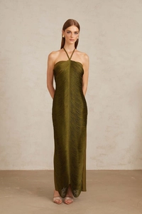 Détail d'une robe dos nu vert olive élégante avec des textures de franges scintillantes