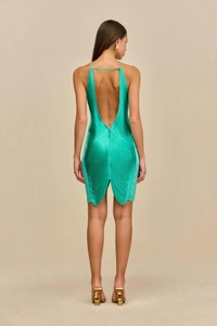 Détail de la mini-robe à franges vert émeraude avec un dos nu plongeant en V profond