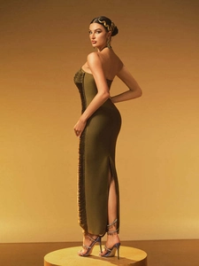 Détail d'une robe de soirée olive ajustée avec des franges denses et une fente au dos