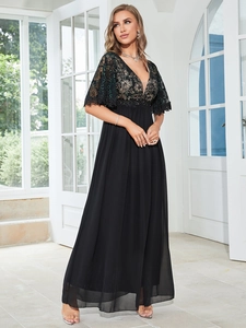 Dettaglio di un elegante abito da sera nero con pizzo floreale e scollo a V