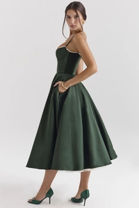 Vue détaillée de la robe en satin vert foncé avec poches latérales et bordure en dentelle