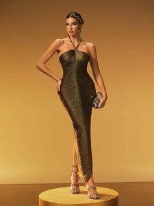 Détail de robe dos nu vert olive avec plis horizontaux et texture de franges superposées