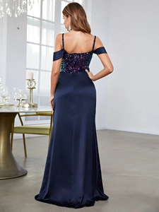 Détail de la robe de soirée marine avec corsage à paillettes et fines bretelles