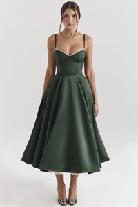 Détail de la robe de soirée en satin vert foncé avec corsage baleiné et fines bretelles