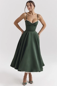 Détail de la robe bustier en satin vert foncé avec dentelle délicate et corsage ajusté