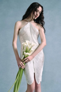 Vue détaillée d'une robe licou blanche avec franges texturées et fente à l'arrière