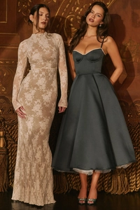 Détail d'une robe en dentelle blanc cassé et d'une jupe de bal en satin bleu avec col en V