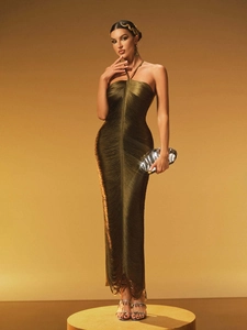 Détail d'une robe frangée plissée vert olive avec licou et texture métallique fine