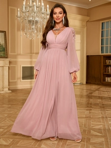 Détail d'une robe de soirée mauve à col en V avec épaule pailletée et manches lanternes