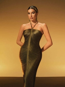 Détail d'une robe dos nu vert olive foncé avec texture verticale et coupe ajustée élégante