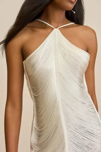 Détail de la robe licou blanche montrant la texture des franges et le dos nu élégant