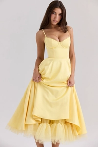 Détail de la robe de soirée élégante en satin jaune pâle avec col en V et jupe en tulle