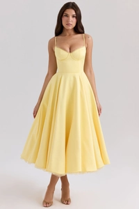 Détail de la robe de soirée jaune clair avec décolleté en cœur et fines bretelles