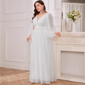 Elegantes weißes Abendkleid mit V-Ausschnitt, Spitze und transparenten langen Ärmeln