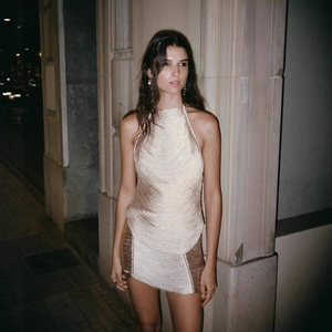 Halterloses Champagner-Fransenkleid mit metallischen Details und rückenfreiem Schnitt