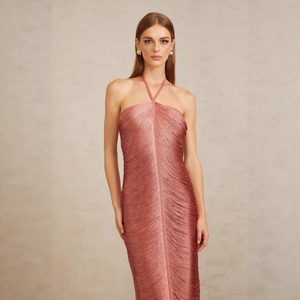 Robe de soirée licou élégante en vieux rose avec couches de franges en forme de V