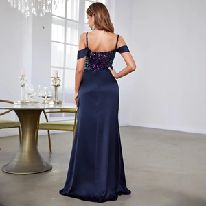 Robe de soirée bleu marine à paillettes avec dos nu élégant et fines bretelles spaghetti
