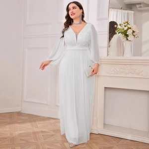 Elegantes weißes Abendkleid in Übergröße mit V-Ausschnitt, Spitze und Cape-Ärmeln