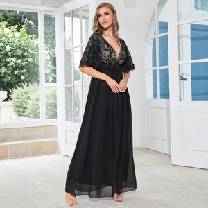 Elegante abito da sera nero con scollo a V, ricami dorati e pizzo per feste formali e gala