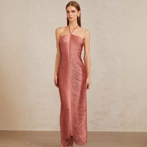 Robe longue licou élégante rose poudré avec détails de franges pour soirées de gala