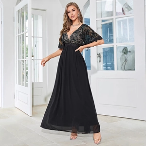 Elegante abito da sera nero con corpino in pizzo dorato e gonna fluida in chiffon lucido