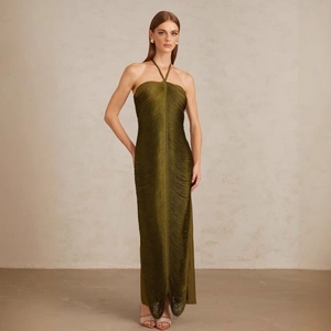 Robe de soirée longue licou vert olive avec texture plissée à franges et coupe droite