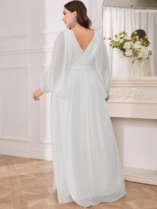 Detailansicht der Rückseite des hellblauen Chiffon-Abendkleids mit Stickerei und Umhangärmeln