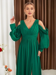 Detail eines eleganten smaragdgrünen Abendkleides mit schulterfreiem Design und Falten an der Taille
