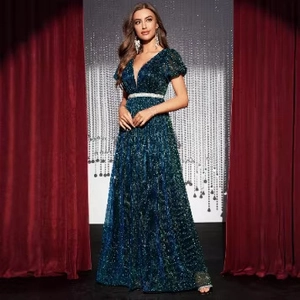 Abito da sera verde scuro con paillettes, scollo a V, maniche a sbuffo e cintura di strass