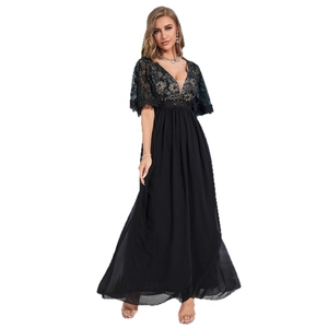 Elegante abito lungo nero da sera con scollo a V, maniche in pizzo e gonna in chiffon