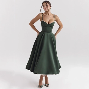 Robe de soirée élégante en satin vert foncé avec col en V profond, corsage et jupe évasée plissée