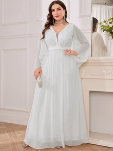 Detail des eleganten V-Ausschnitts mit zarter Spitzenstickerei am weißen Maxikleid
