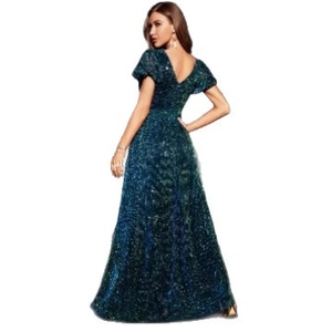 Elegante abito da sera verde smeraldo con paillettes e profonda scollatura a V
