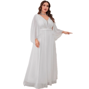 Elegantes weißes Abendkleid in Übergröße mit V-Ausschnitt, Spitze und weiten Ärmeln