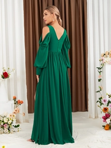 Detail eines eleganten dunkelgrünen Abendkleids mit rückenfreiem V-Ausschnitt