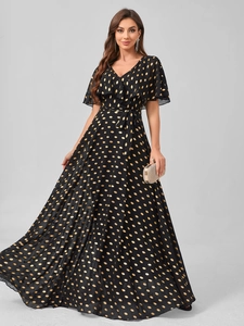 Dettaglio di elegante abito nero con scollo a V e pois dorati e volant