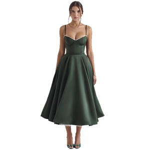 Robe de soirée élégante en satin vert foncé avec décolleté en V et jupe en tulle