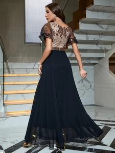 Détails de broderie florale à paillettes et manches à volants sur robe de soirée