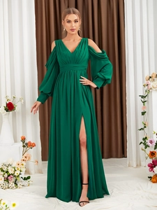 Detailansicht des smaragdgrünen Abendkleides mit V-Ausschnitt, Cold-Shoulder und Beinschlitz
