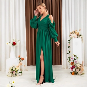 Elegantes smaragdgrünes schulterfreies Abendkleid mit V-Ausschnitt und hohem Beinschlitz
