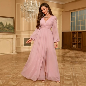 Robe de soirée longue mauve à manches bouffantes, col en V et épaules pailletées