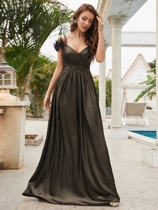 Détail d'une robe longue plissée métallique avec col en V et accents de plumes noires