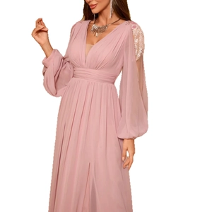 Robe de soirée élégante mauve à manches brodées et fente latérale haute