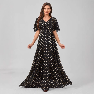 Elegante abito lungo con scollo a V nero con pois dorati e maniche a volant