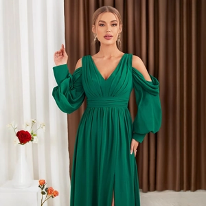 Elegantes smaragdgrünes schulterfreies Abendkleid mit Laternenärmeln und hohem Seitenschlitz