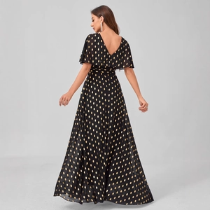 Elegante abito da sera nero con scollo a V, pois dorati e maniche con volant
