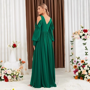 Elegantes waldgrünes Abendkleid mit schulterfreien langen Ärmeln und V-Rücken-Design